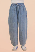 Load image into Gallery viewer, Luna Barrel Pants- Light Indigo
