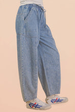 Load image into Gallery viewer, Luna Barrel Pants- Light Indigo
