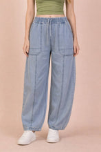 Load image into Gallery viewer, Luna Barrel Pants- Light Indigo
