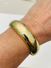 Load image into Gallery viewer, Hammered Hinge Bracelet (gold)

