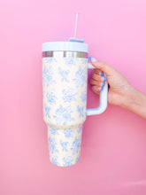 Load image into Gallery viewer, Cream &amp; Blue Floral 40oz Tumbler
